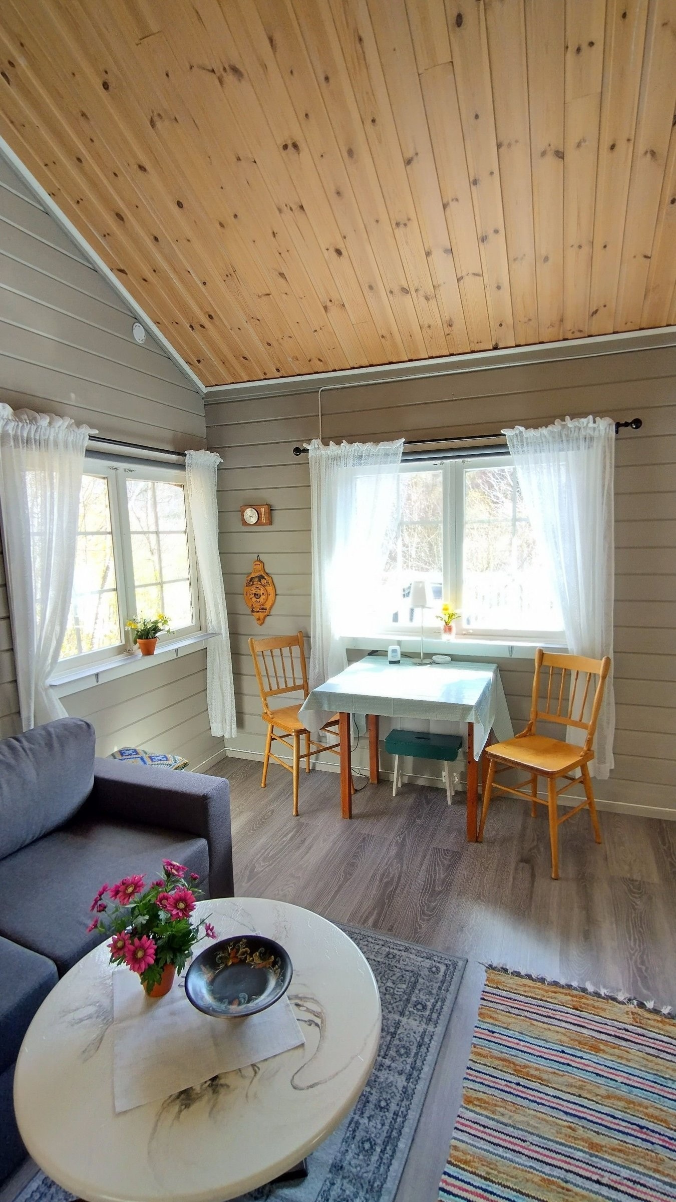 Vindu mot skog og mot vei. Galleribilde