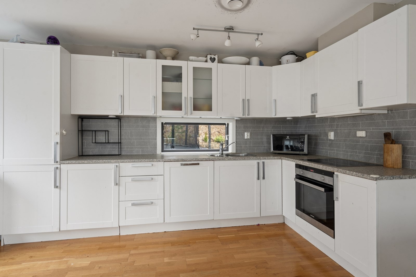 Av integrerte hvitevarer er det stekeovn, platetopp med induksjon, oppvaskmaskin og kjøleskap med frysedel. Galleribilde