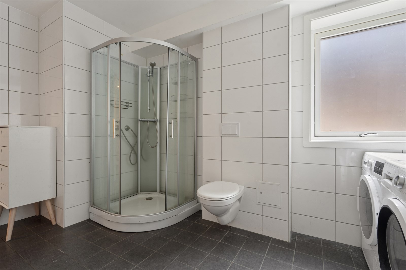 På badet er det plass til møblement for ytterligere oppbevaring. Galleribilde