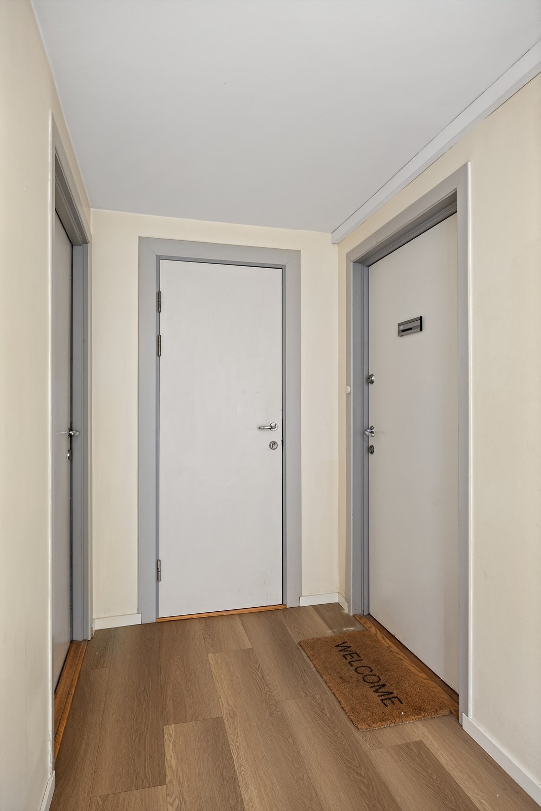 Ved inngangsdøren til leiligheten er det også adkomst til en av bodene som leiligheten disponerer Galleribilde