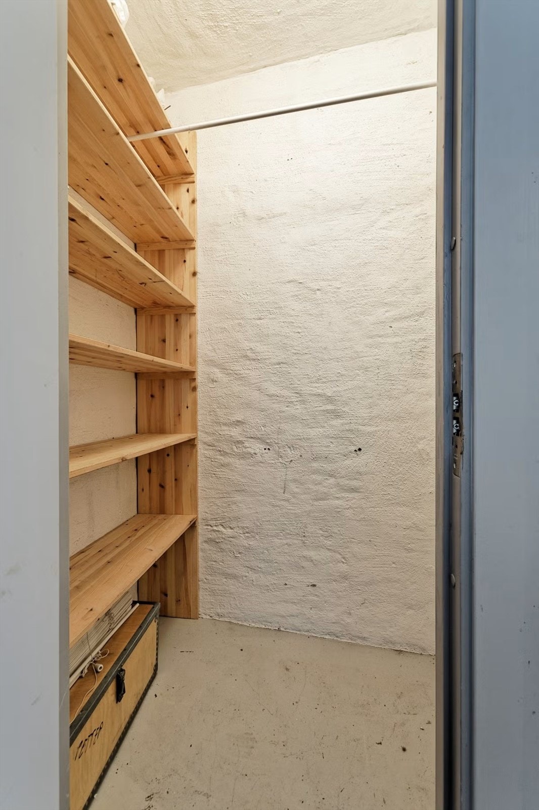 Det er etablert strømuttak i boden og her er det satt inn en fryser Galleribilde
