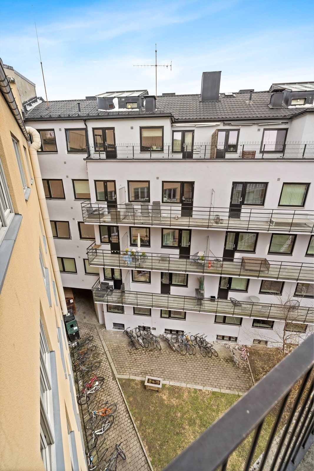 Utsyn over sameiets hyggelige bakgård med god plass til sykkelparkering Galleribilde
