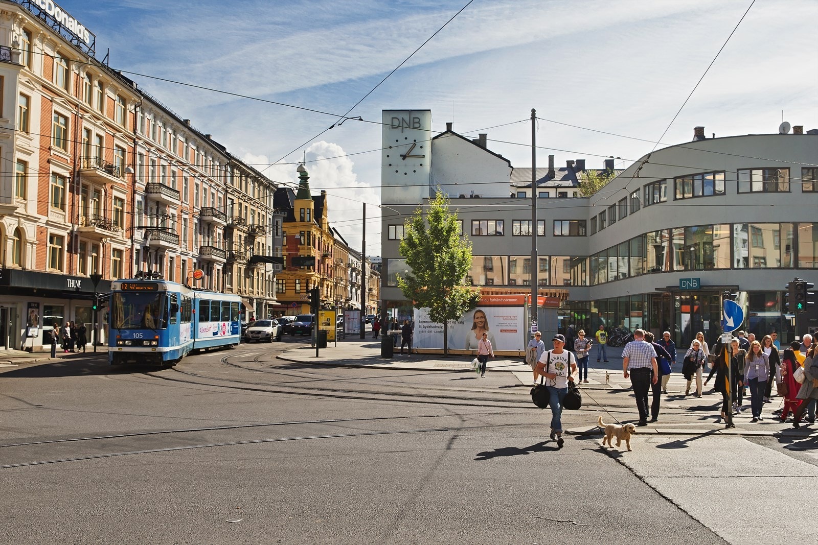 Majorstuen er et kollektivt knutepunkt med buss, trikk, T-bane og flybuss. Norges beste handlegate, Bogstadveien, starter her fra Majorstukrysset Galleribilde