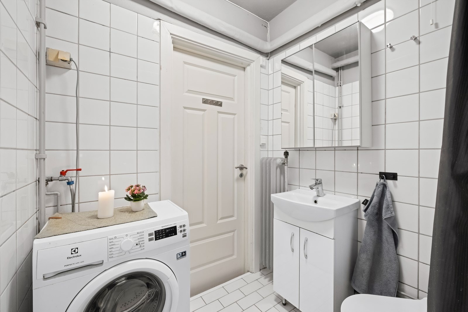 På badet er det opplegg for vaskemaskin og tørketrommel Galleribilde