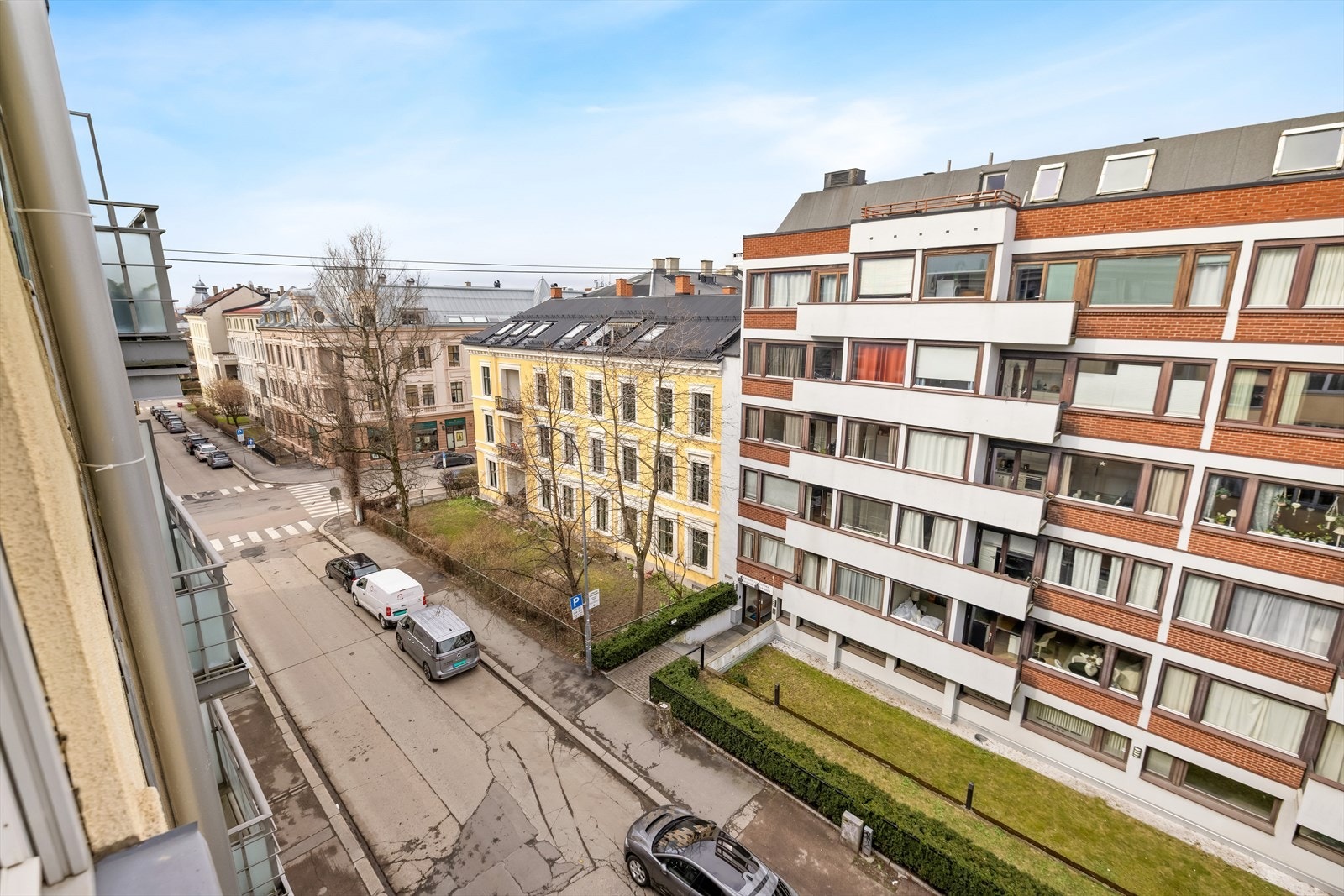 Fra vinduet ser man ut over rolige Jacob Aalls gate Galleribilde