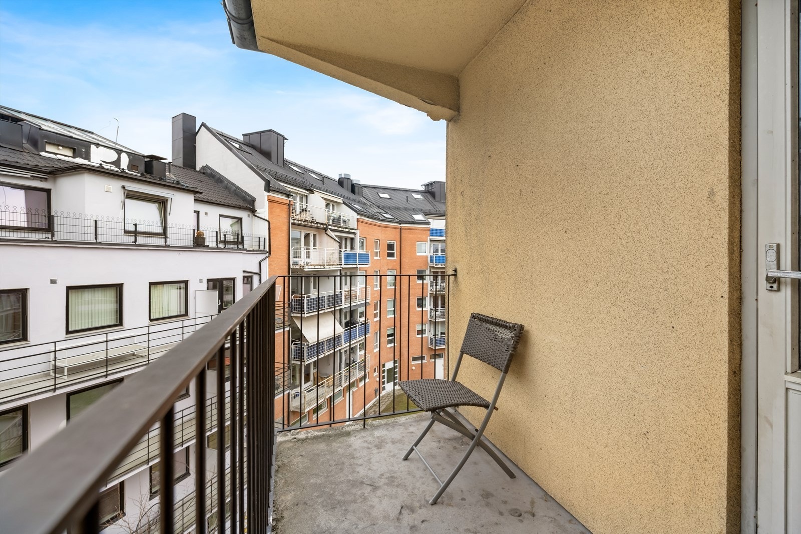 I hver etasje er det felles balkong for beboerne. Denne leiligheten ligger nærmest balkongen i femte etasje Galleribilde