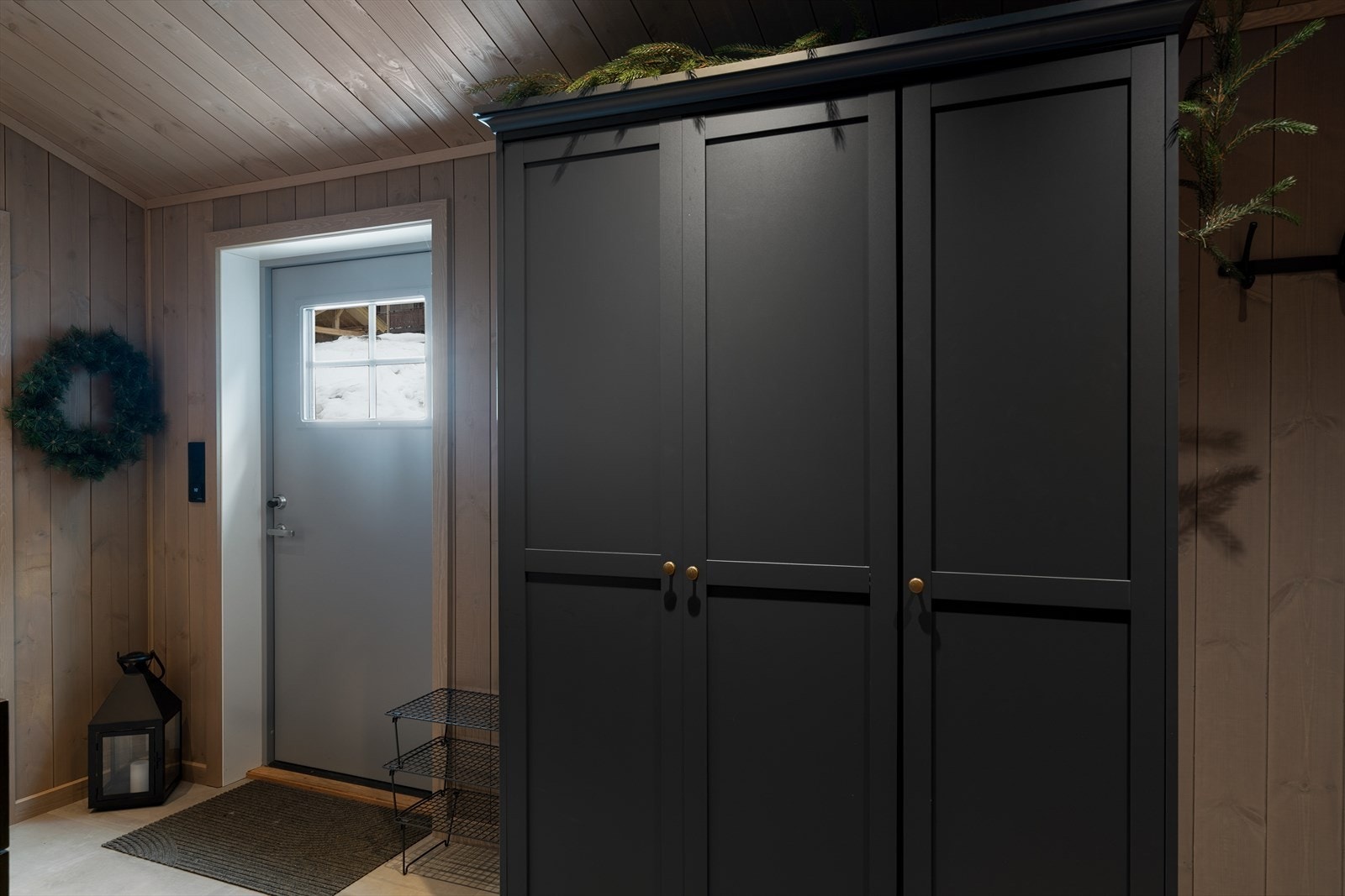Velkommen inn! Romslig entre med god skap plass. Galleribilde