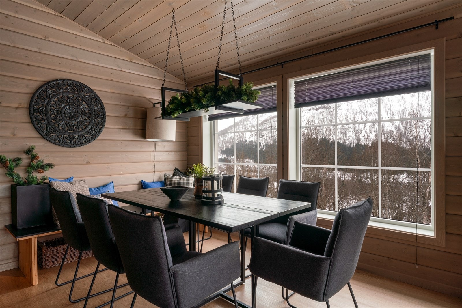 God plass til spisebord og sofagruppe. Galleribilde