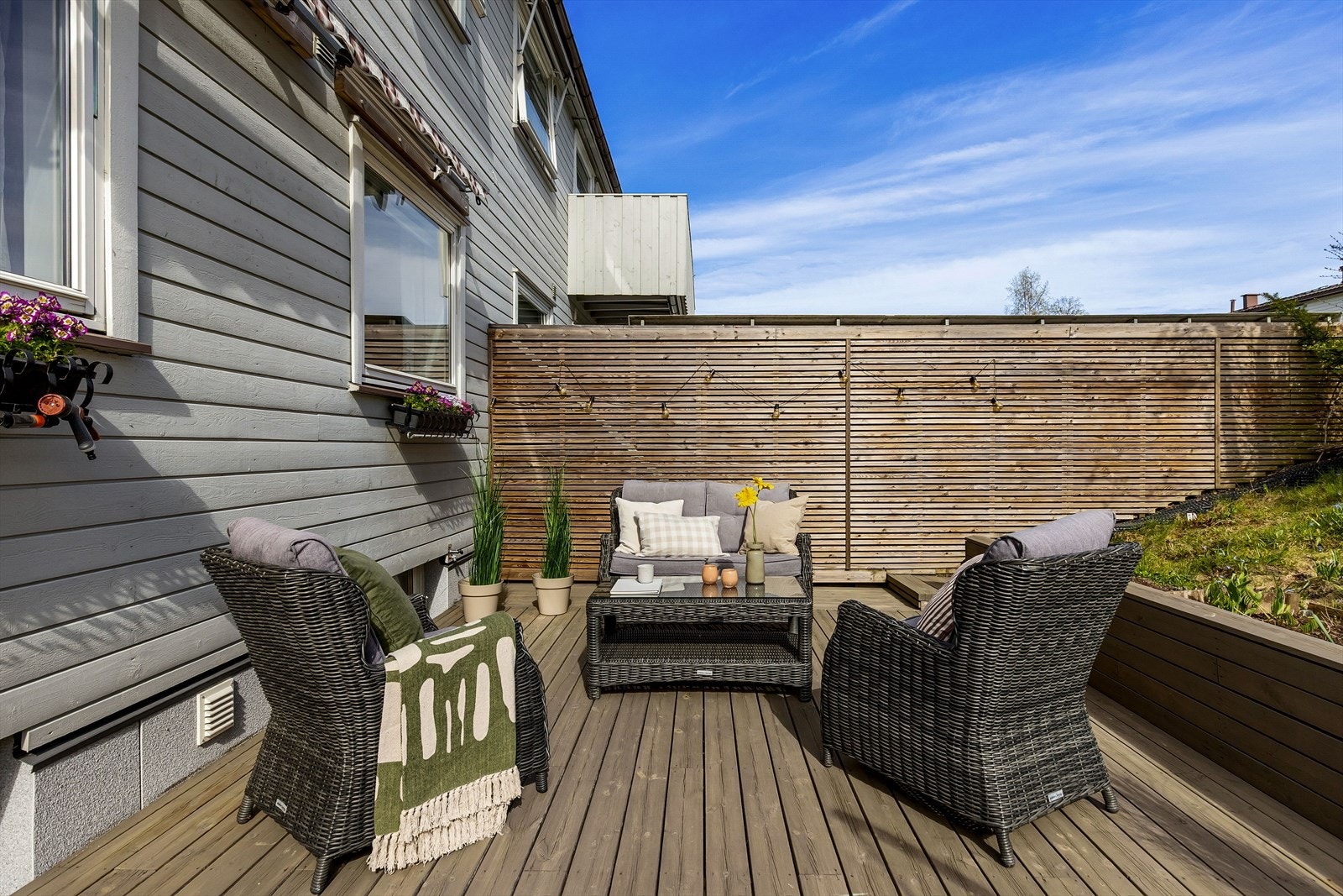 Terrassen har god plass til sittegrupper og grill, og uteplassen disponeres eksklusivt. Galleribilde