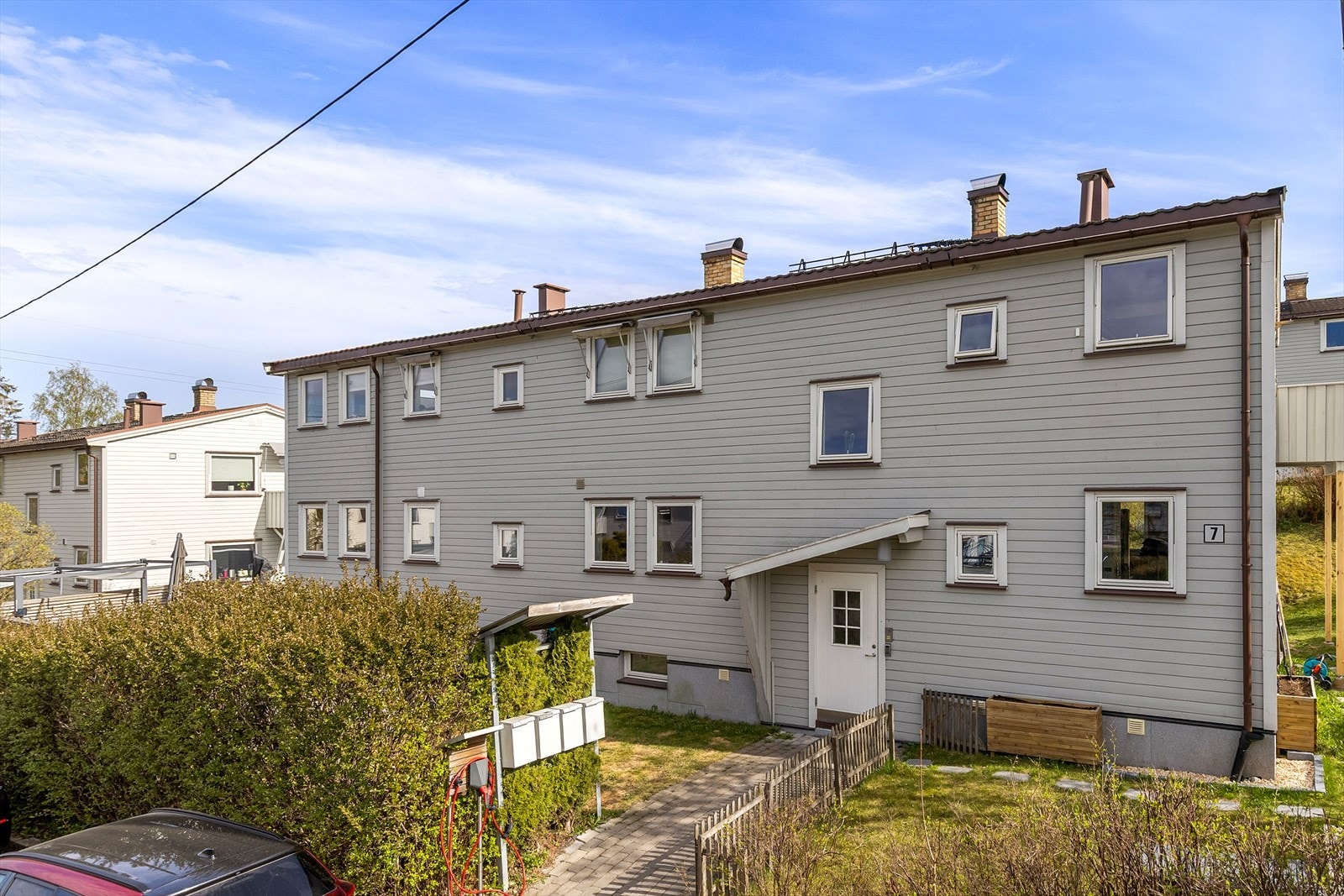 Boligen er tilknyttet Svaneveien Sameielag. Et sameierlag bestående av 18 hus med 4 seksjoner i hvert hus. Galleribilde