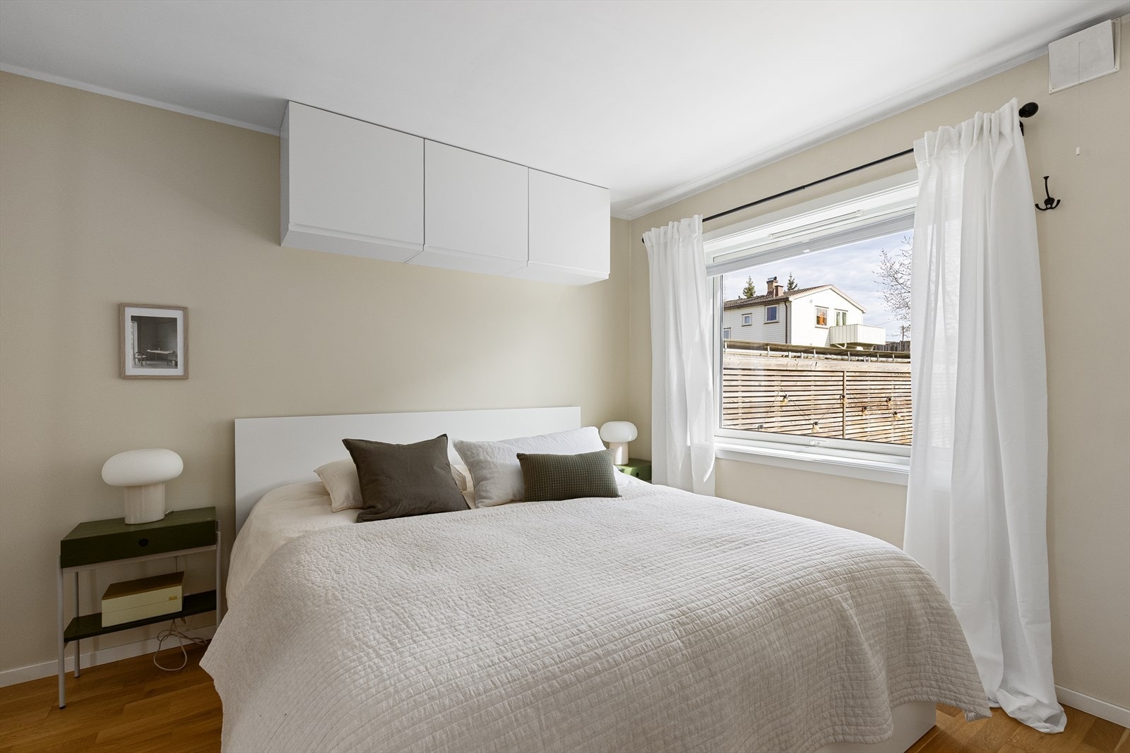 Soverommet er utstyrt med en romslig skyvedørsgarderobe med speilfronter, og et vindu som slipper inn rikelig med naturlig lys. Soverommet vender ut mot boligens uteområde. Galleribilde