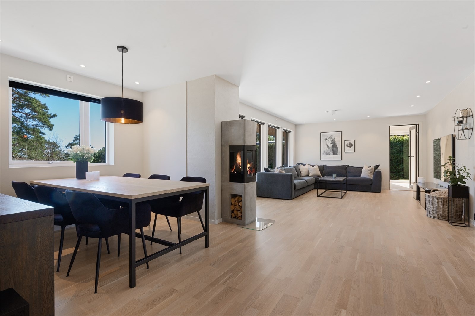 Midt i rommet er det oppført en fin peisovn som sørger for både varme og hygge på kalde dager. Galleribilde