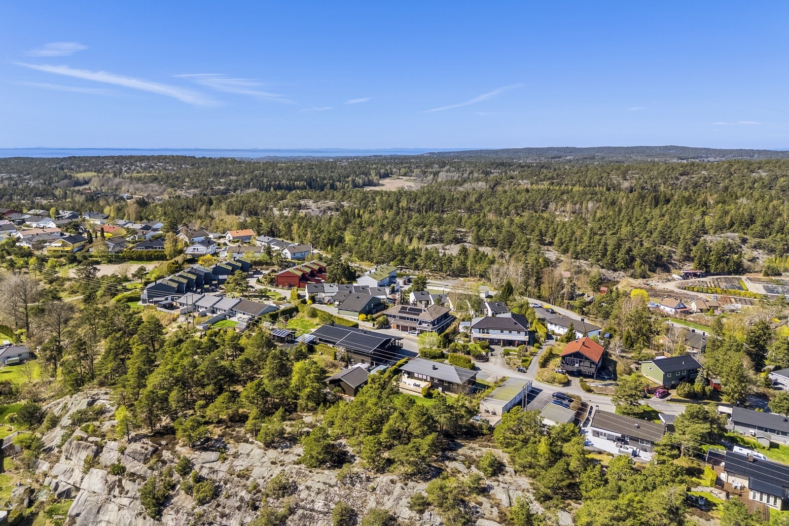 Det er en sikker, trygg vei til skole- og barnehage med gang- og sykkelsti med undergang ved kryssing av hovedvei. Galleribilde