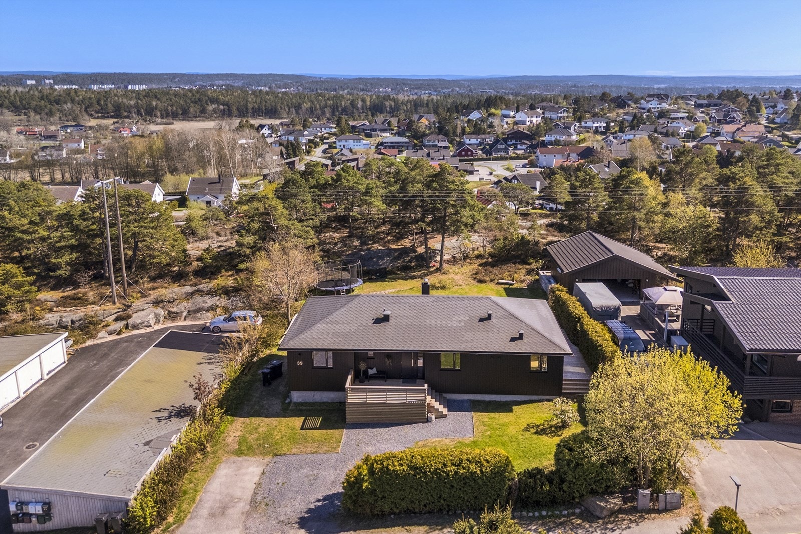 Enebolig over ett plan som har gjennomgått omfattende oppgraderinger de siste årene, og fremstår i dag med en gjennomgående moderne standard. Galleribilde