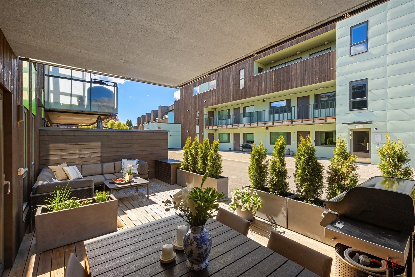 Uteplassen har impregnert bjelkelag og terrassebord, samt god plass til både spisebord og utelounge. Galleribilde