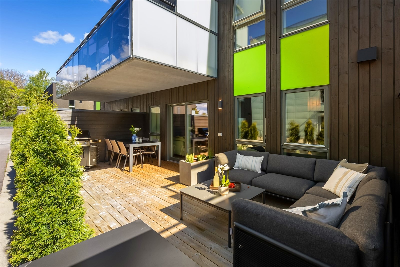 Egen terrasse på hele 27 m² vendt mot sydvest. Galleribilde