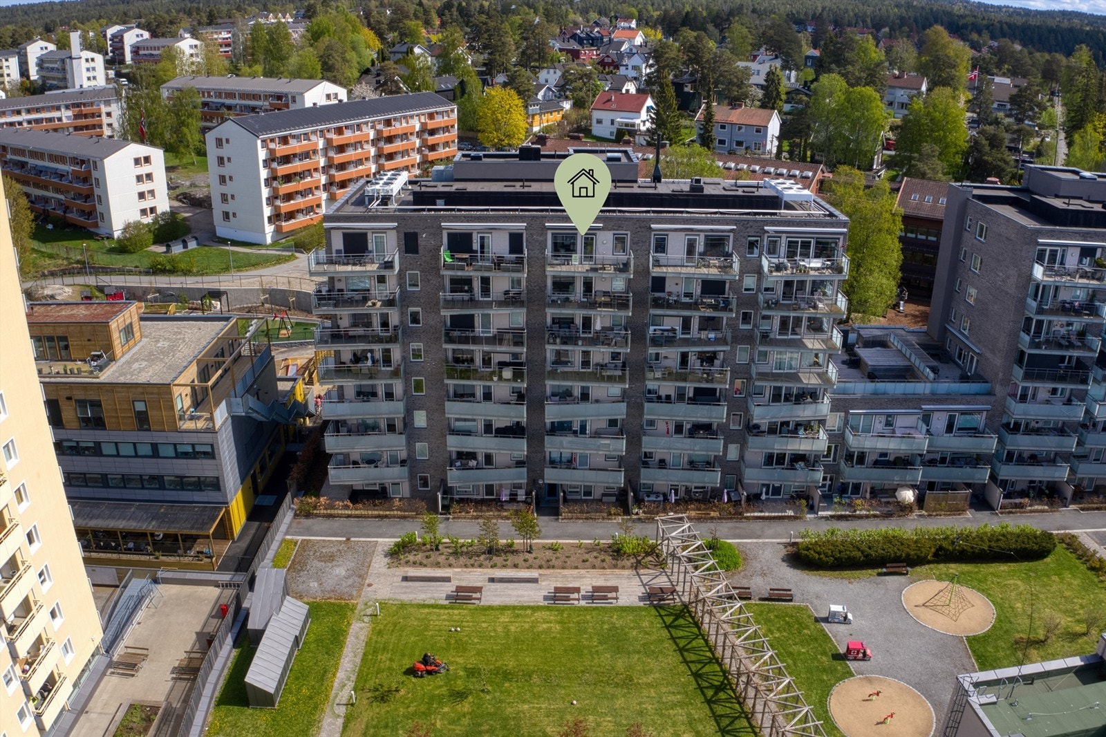 Leiligheten er markert på bildet, og ligger usjenert til i 8. etasje. Galleribilde
