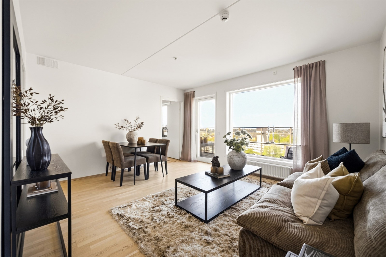Stuen har en takhøyde på ca. 2,50 meter og god plass til både sofagruppe, spisebord og tv-møblement. Galleribilde