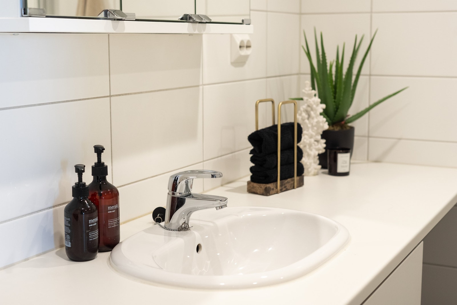 Fordelerskap for rør-i-rør-systemet og vannbåren varme er plassert på badet. Galleribilde