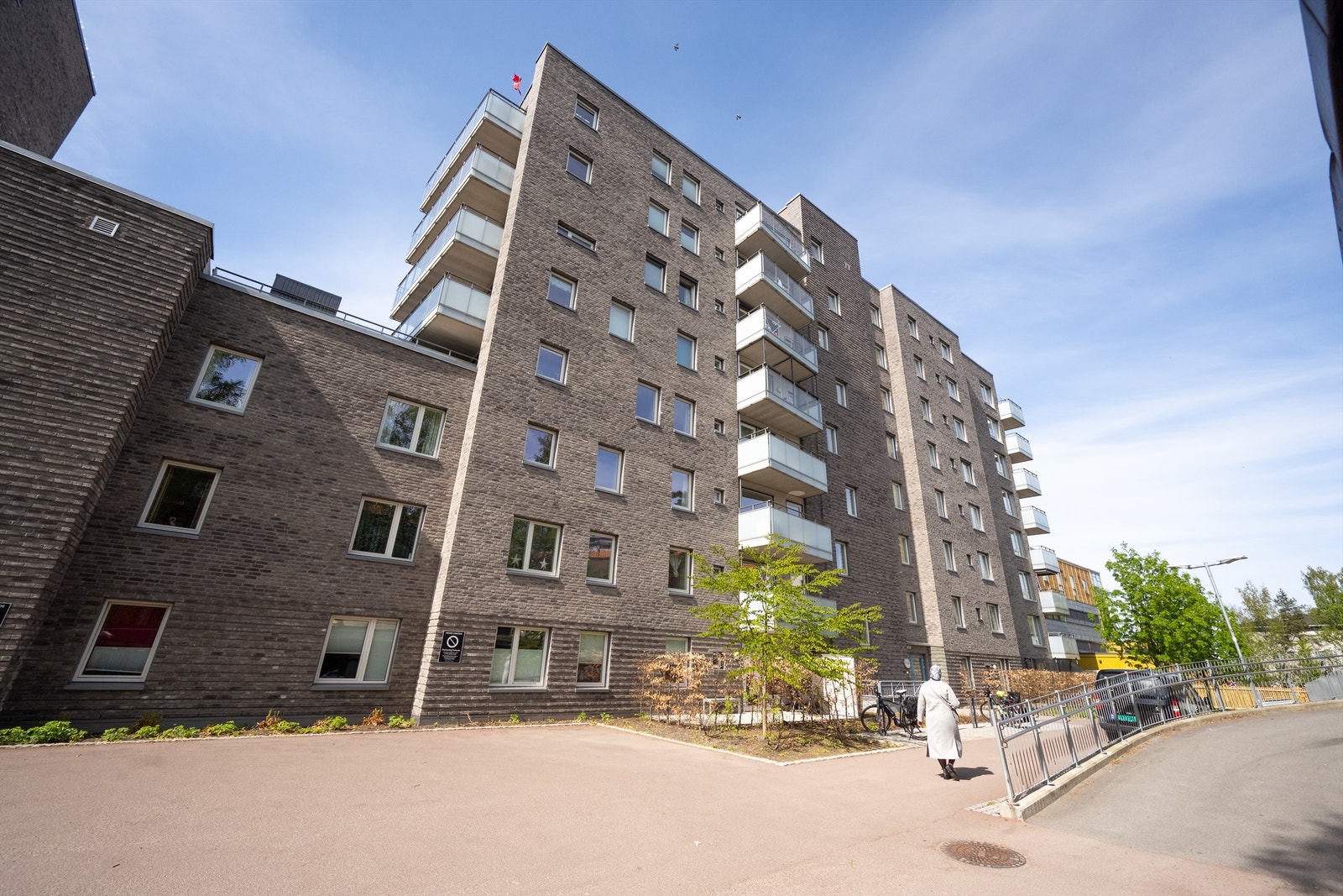 Bygget har fasader primært belagt med med teglstein. Galleribilde