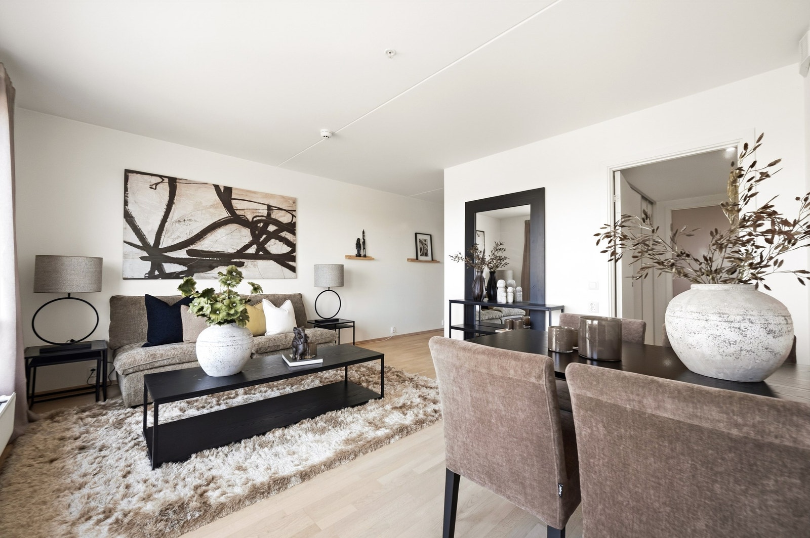 Leiligheten varmes opp med radiatorer tilknyttet felles varmesentral. Galleribilde
