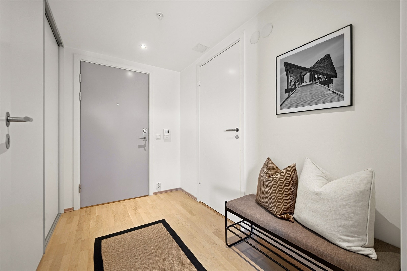 Entréen har nedsenket himling med downlights og en takhøyde på ca. 2,21 meter. Praktisk garderobe/bod til venstre. Galleribilde