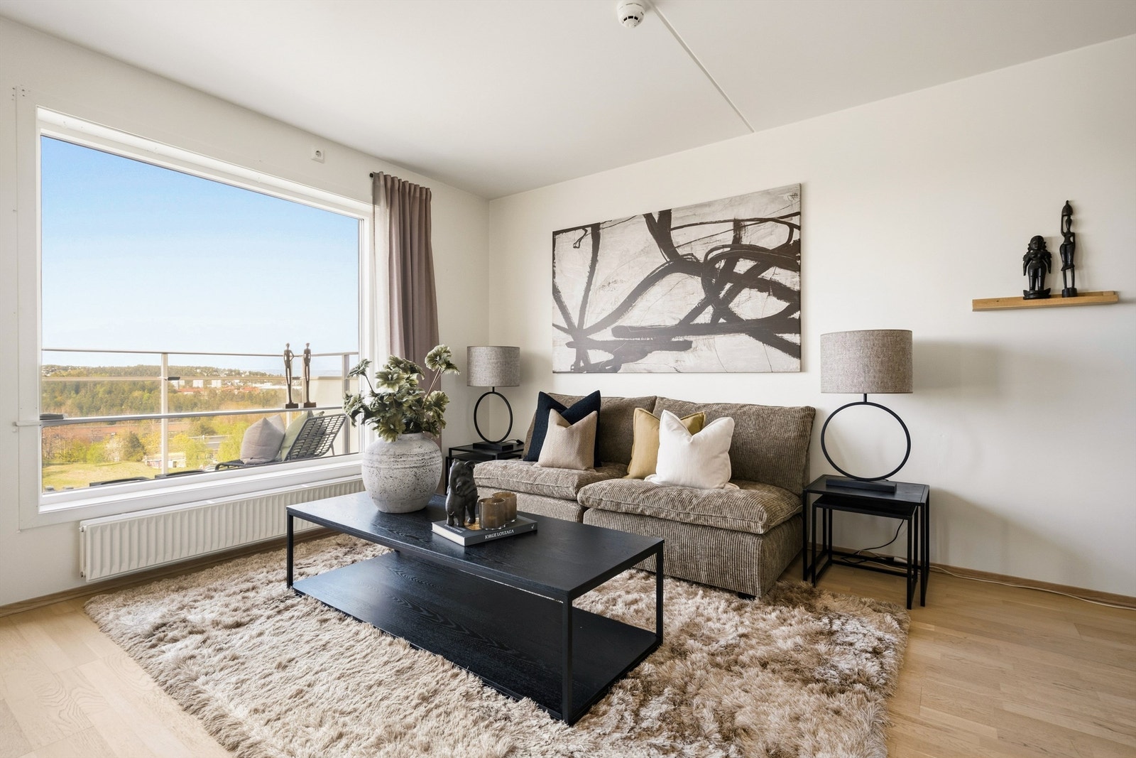 Store vindusflater gir rikelig med naturlig lys inn i stuen, samt flott utsyn mot vest. Galleribilde