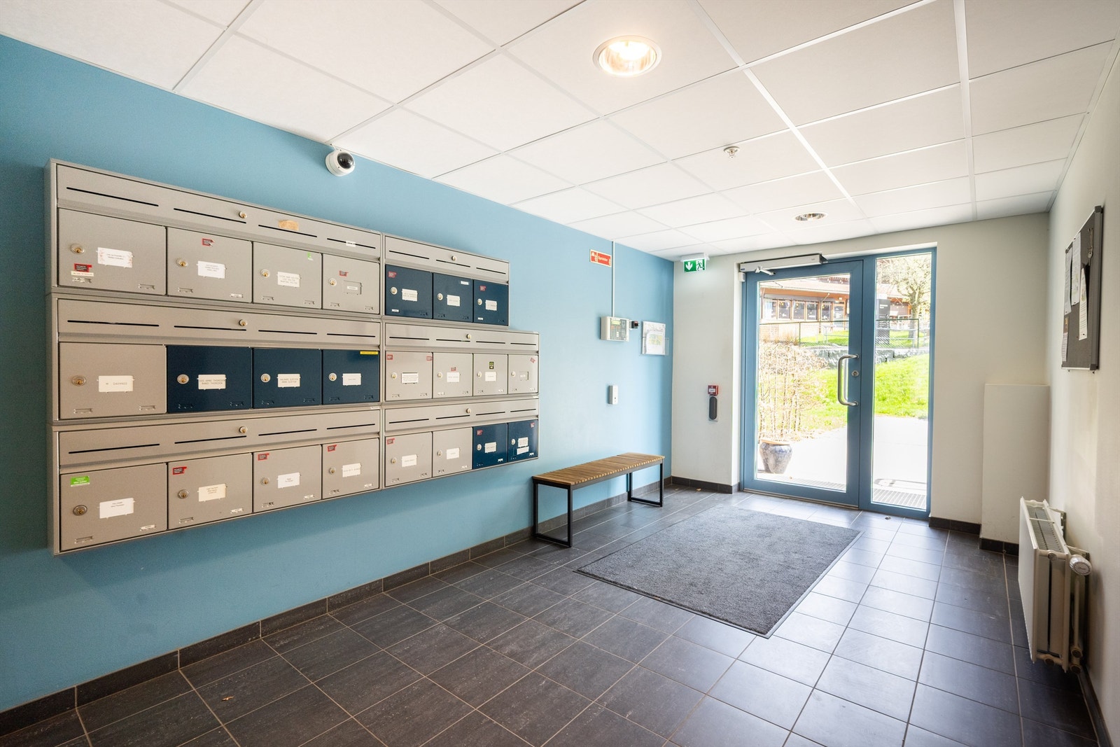 Felles inngangsparti med postkasser og porttelefon. Galleribilde