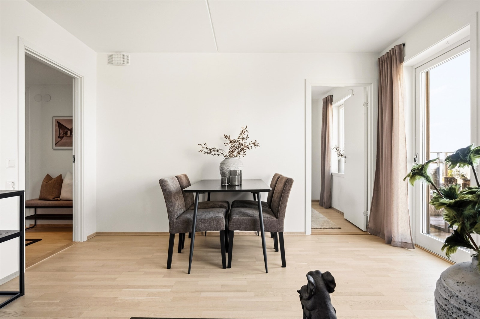 Gjennomgående parkett på gulv i alle oppholdsrom. Galleribilde