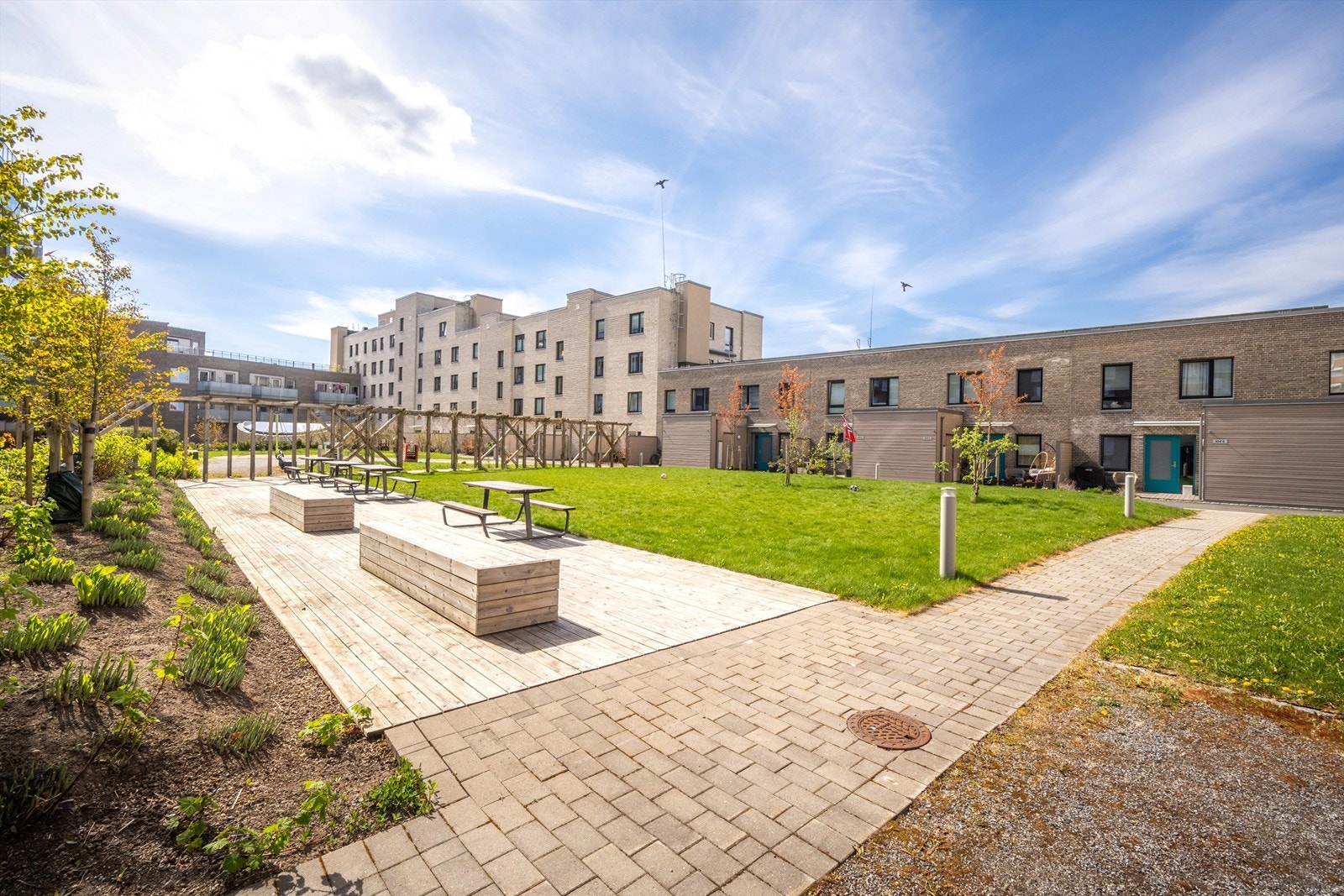 Fellesområdene er pent opparbeidet med gressplen, sittegrupper og beplantning. Galleribilde
