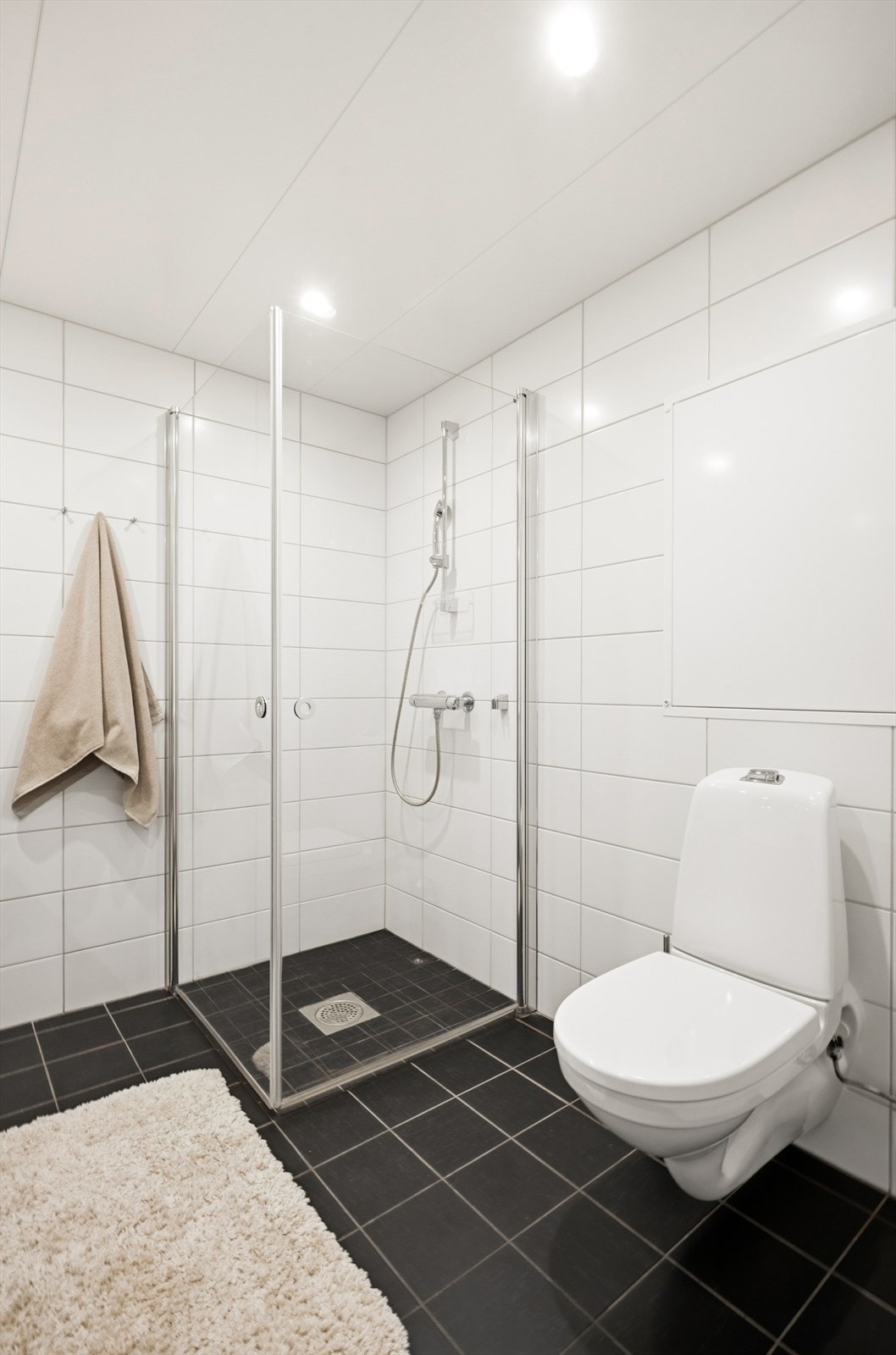 Badet er en prefabrikkert modul fra byggeåret og har vegghengt toalett. Galleribilde
