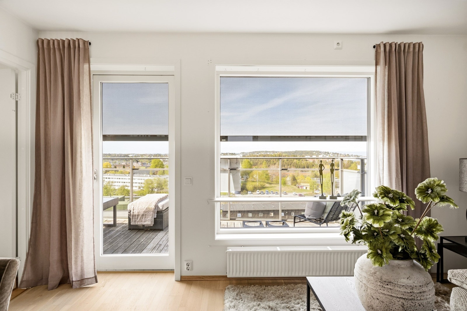 Vinduer og balkongdør er utstyrt med elektrisk solskjerming. Galleribilde