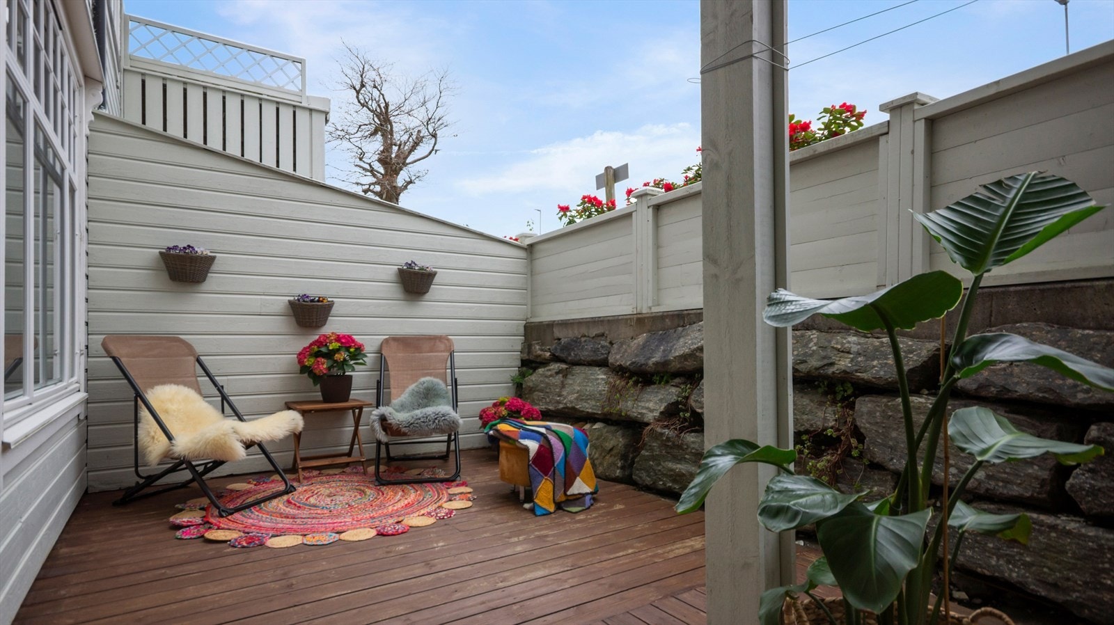 Terrasse oppmålt 23 m², det er tilkomst fra stue, men også ved siden av sportsboden Galleribilde