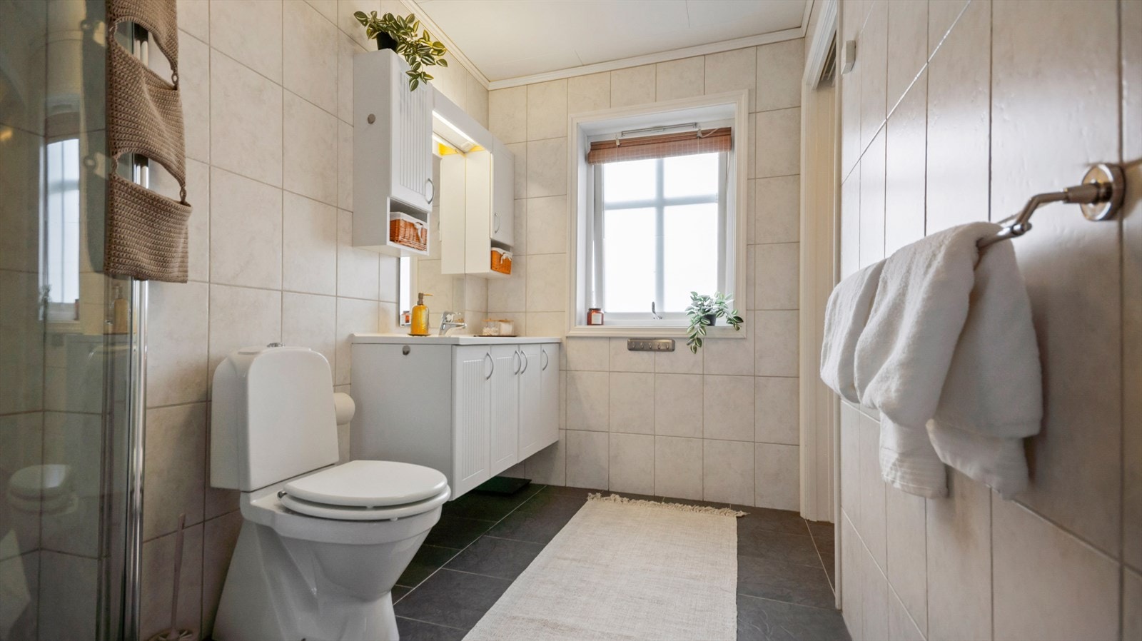 Helfliset bad med foliert vindu mot nord. Galleribilde