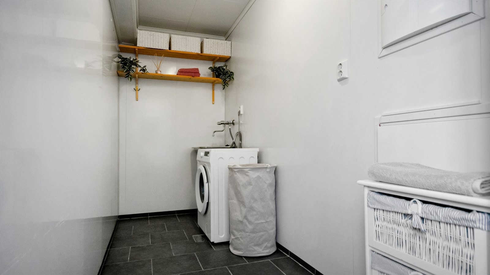 Varmtvannsbereder er plassert i felles teknisk rom. Her kan du få et godt og praktisk baderomsinnredning med gode oppbevaringsmuligheter Galleribilde
