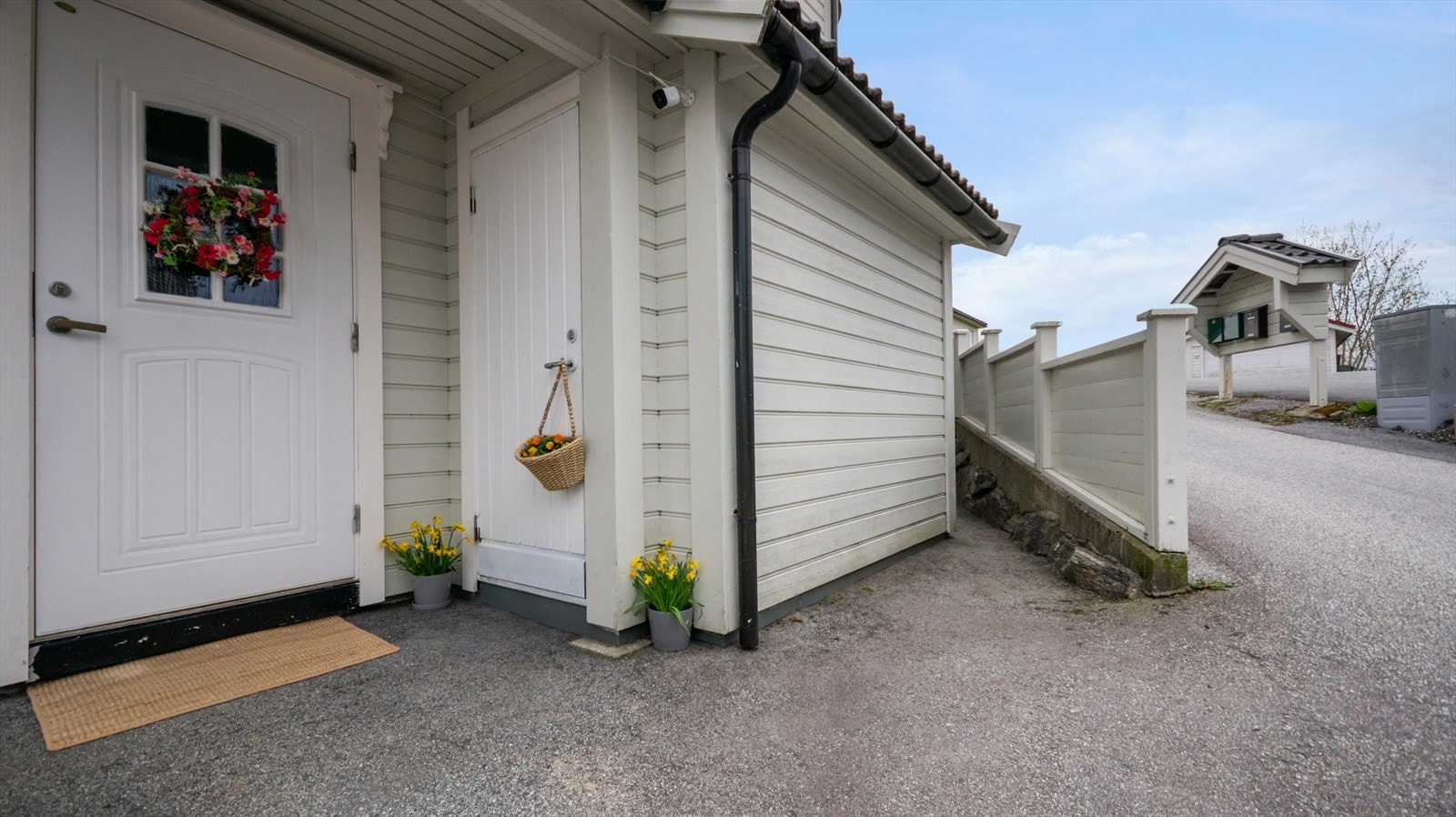 Leiligheten har parkering på felles tomt, samt en sørvendt terrasse med gode solforhold Galleribilde