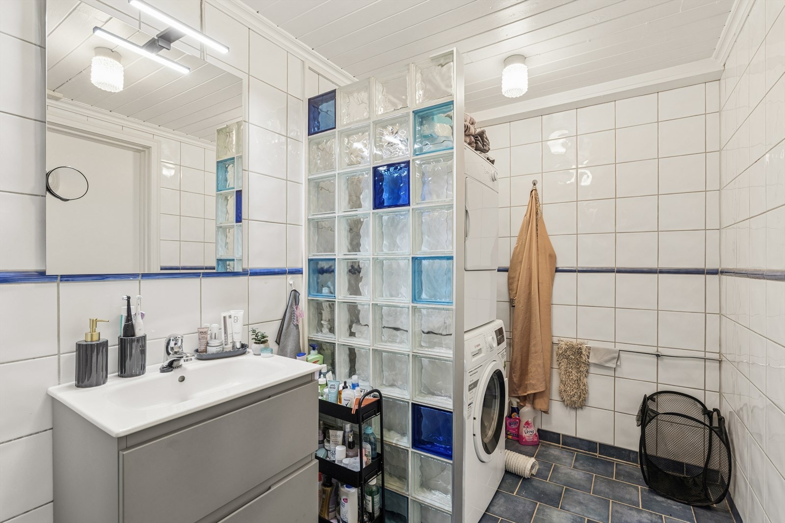 Badet er av god størrelse og har varmekabler i gulvet. Galleribilde