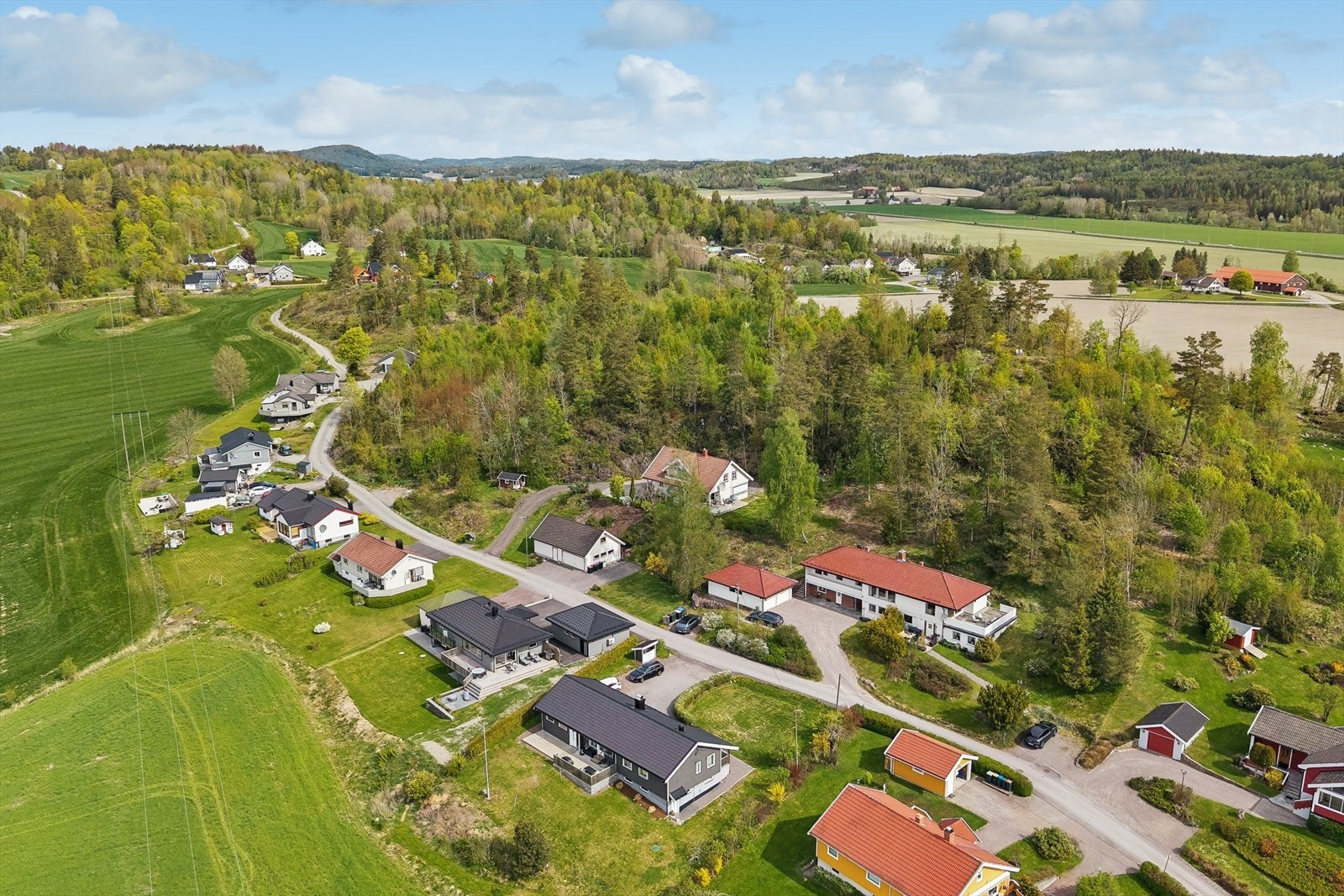 Dette er en innholdsrik enebolig som med flere boenheter og en stor, frittstående garasje beliggende i et etablert nabolag med kort vei til servicetilbudene på Revetal. Galleribilde