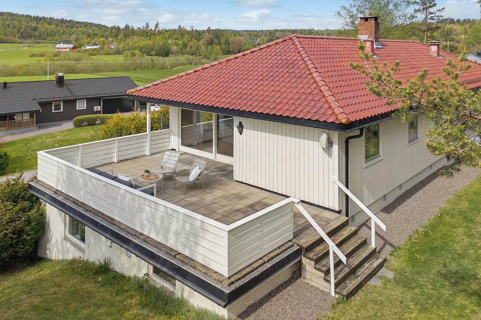 Boligen har en stor og solrik sørvendt terrasse på ca. 38 m². Galleribilde