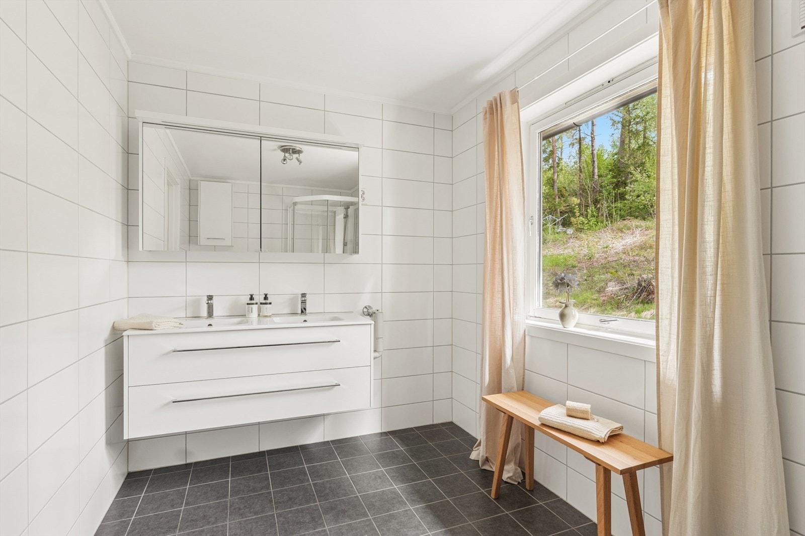 Badet ble totalrenovert i 2017 og er pent helflislagt med varmekabler i gulv. Galleribilde