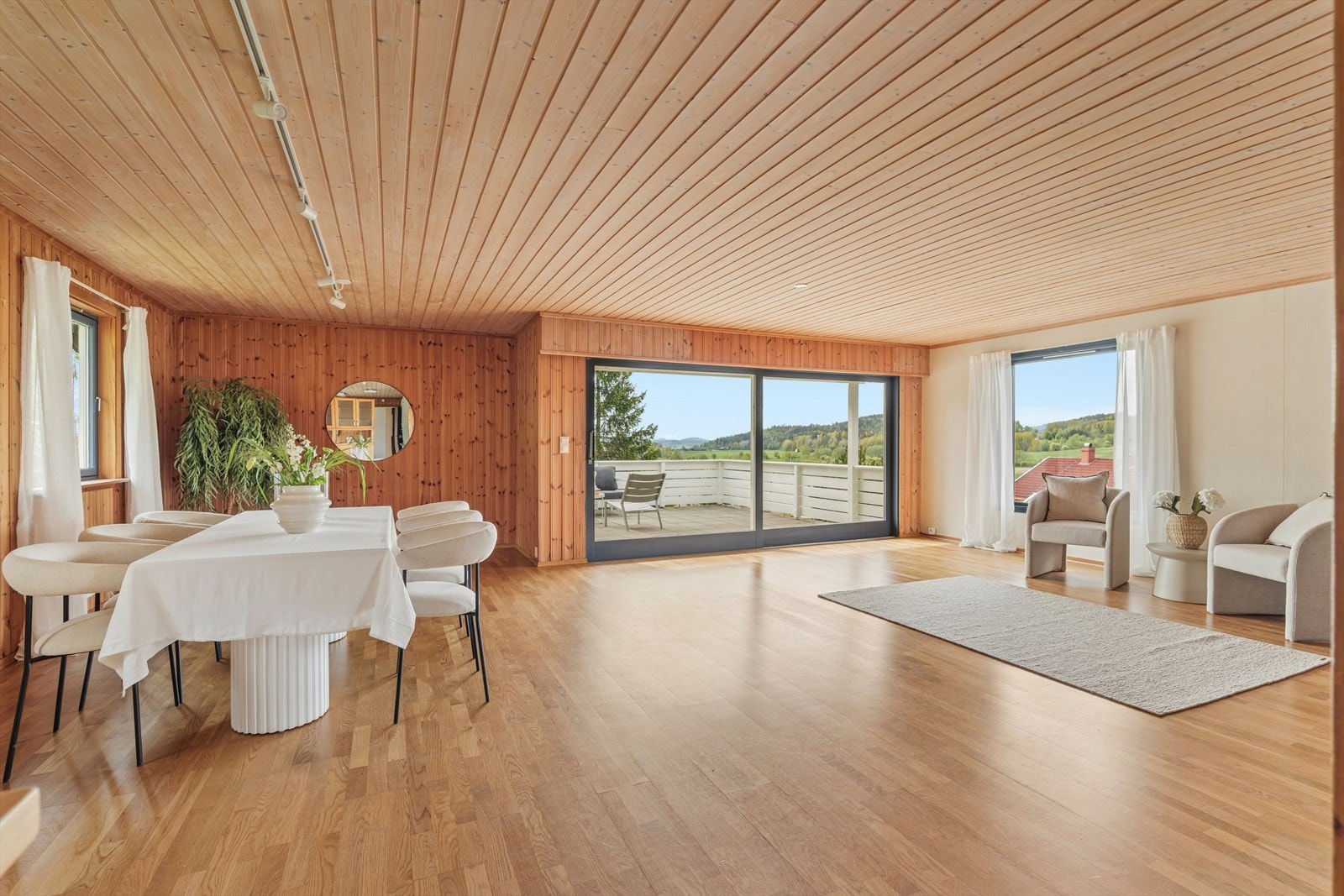 Stuen er svært romslig og har plass til både en stor spisegruppe og andre møblementer. Galleribilde