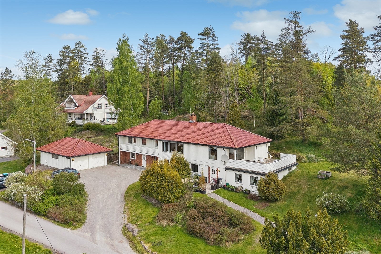 Boligen har gode oppbevaringsmuligheter og dobbelt garasje. Tomten er pent opparbeidet med gode uteplasser og solforhold. Galleribilde