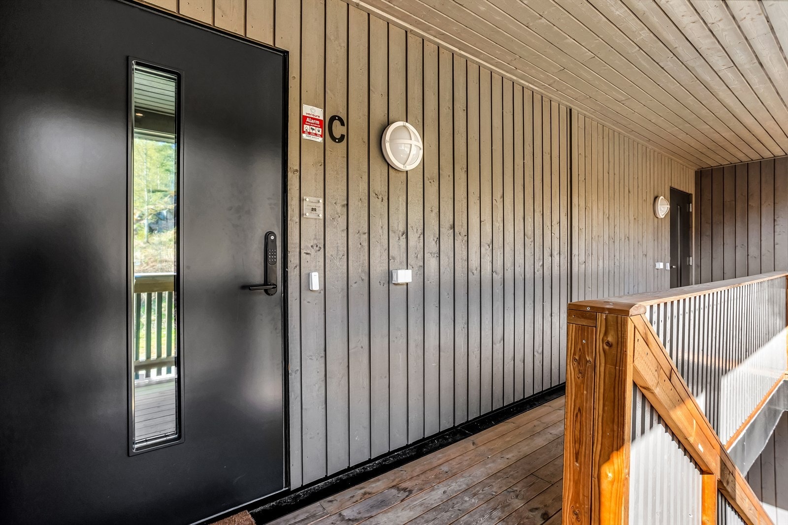 Egen inngang fra svalgang. Til leiligheten hører også en ekstern sportsbod på 5 m². Galleribilde