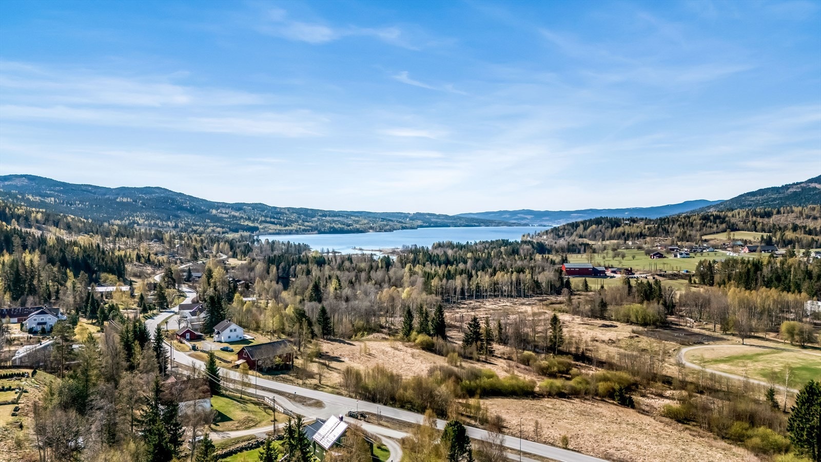 Nærhet til skog og mark med flotte turmuligheter, og kort vei til Hurdalsjøen. Galleribilde