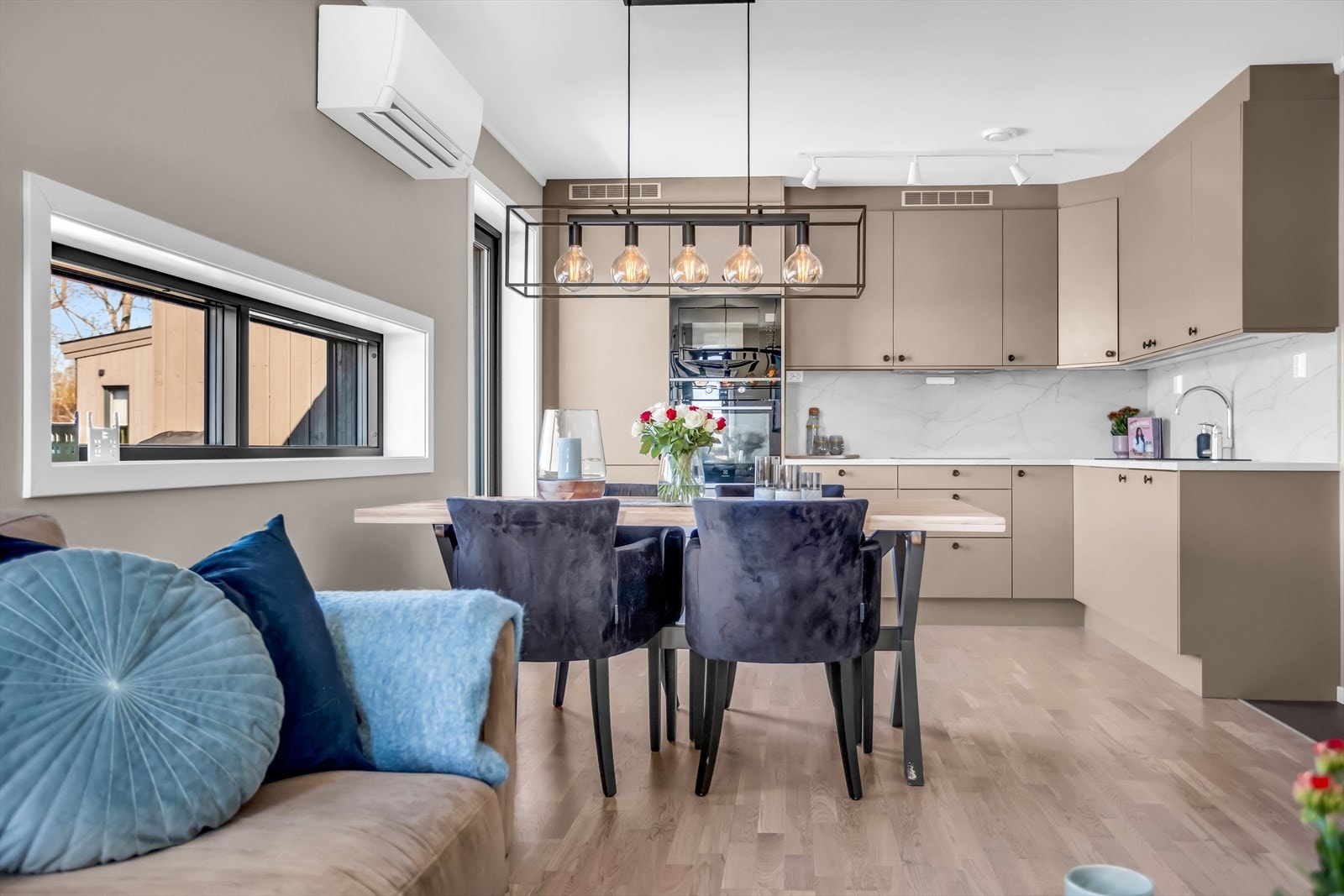 Kjøkkeninnredning fra Sigdal, med glatte fronter og en marmorert laminatbenkeplate. Galleribilde