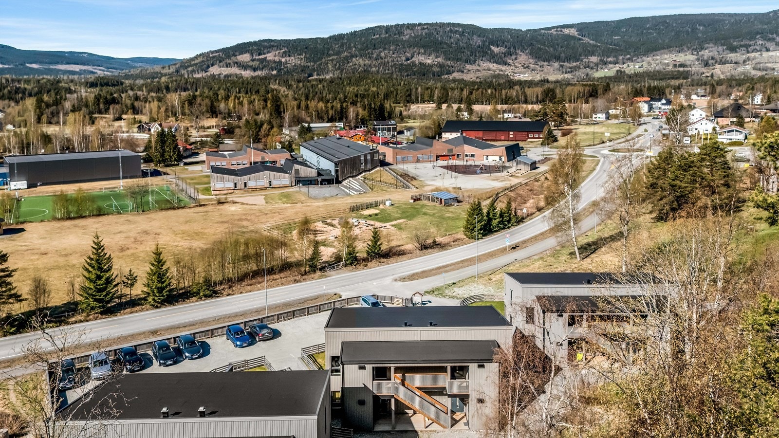 Fra leiligheten er det kun fire minutters gange til Hurdal skole og kultursenter, samt Coop Prix. Galleribilde