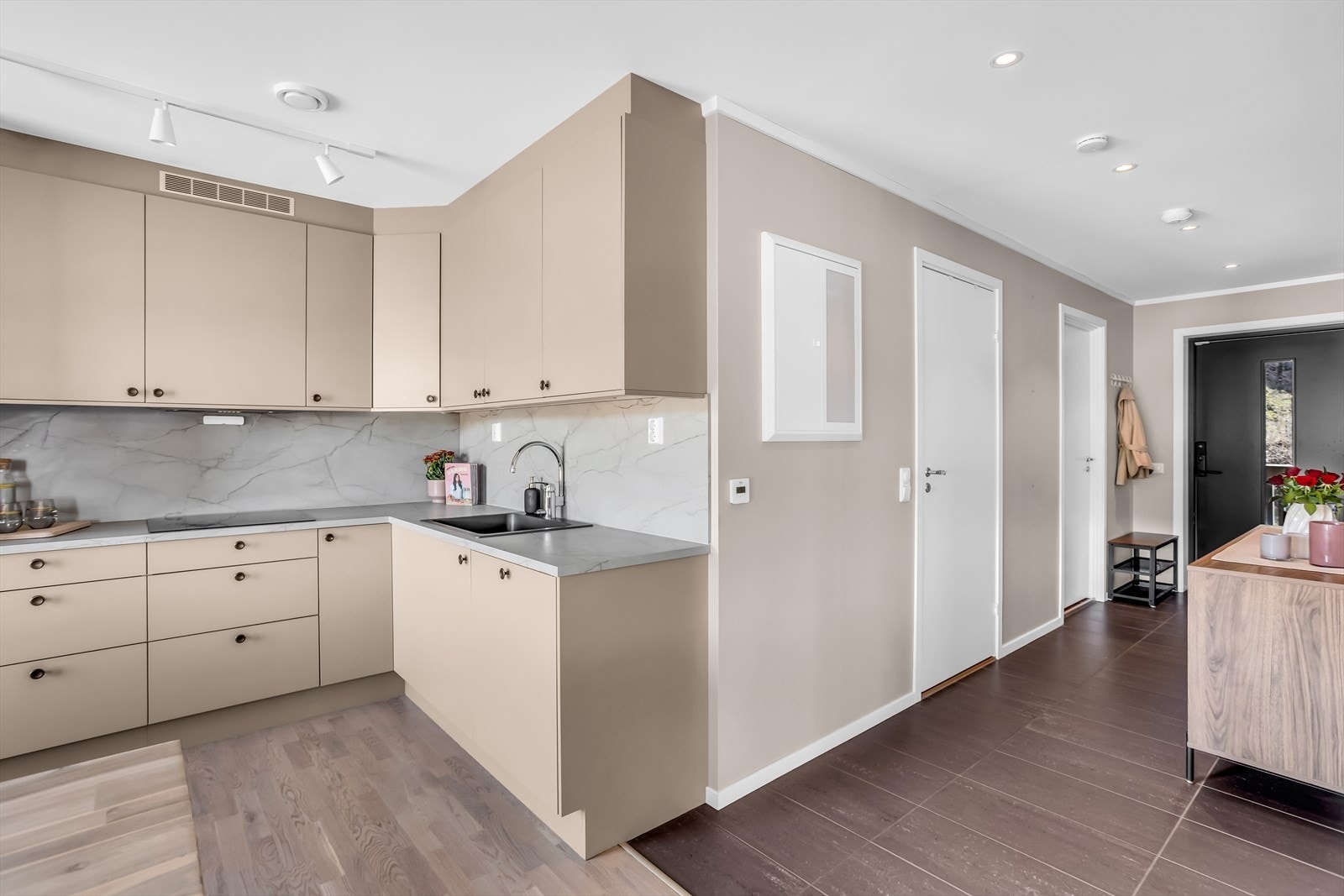 Det er montert kitchenboard mellom benk og overskap, samt komfyrvakt og waterguard for ekstra trygghet. Galleribilde