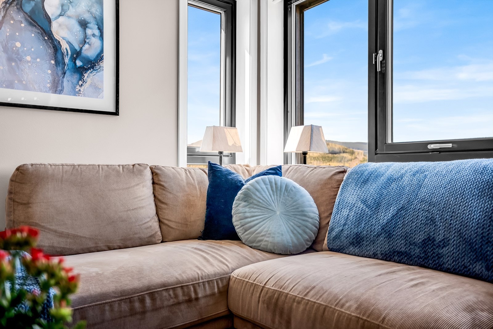 Gjennomgående tre-stavs parkett/laminat på gulv og slette, malte gipsvegger i oppholdsrommene. Galleribilde