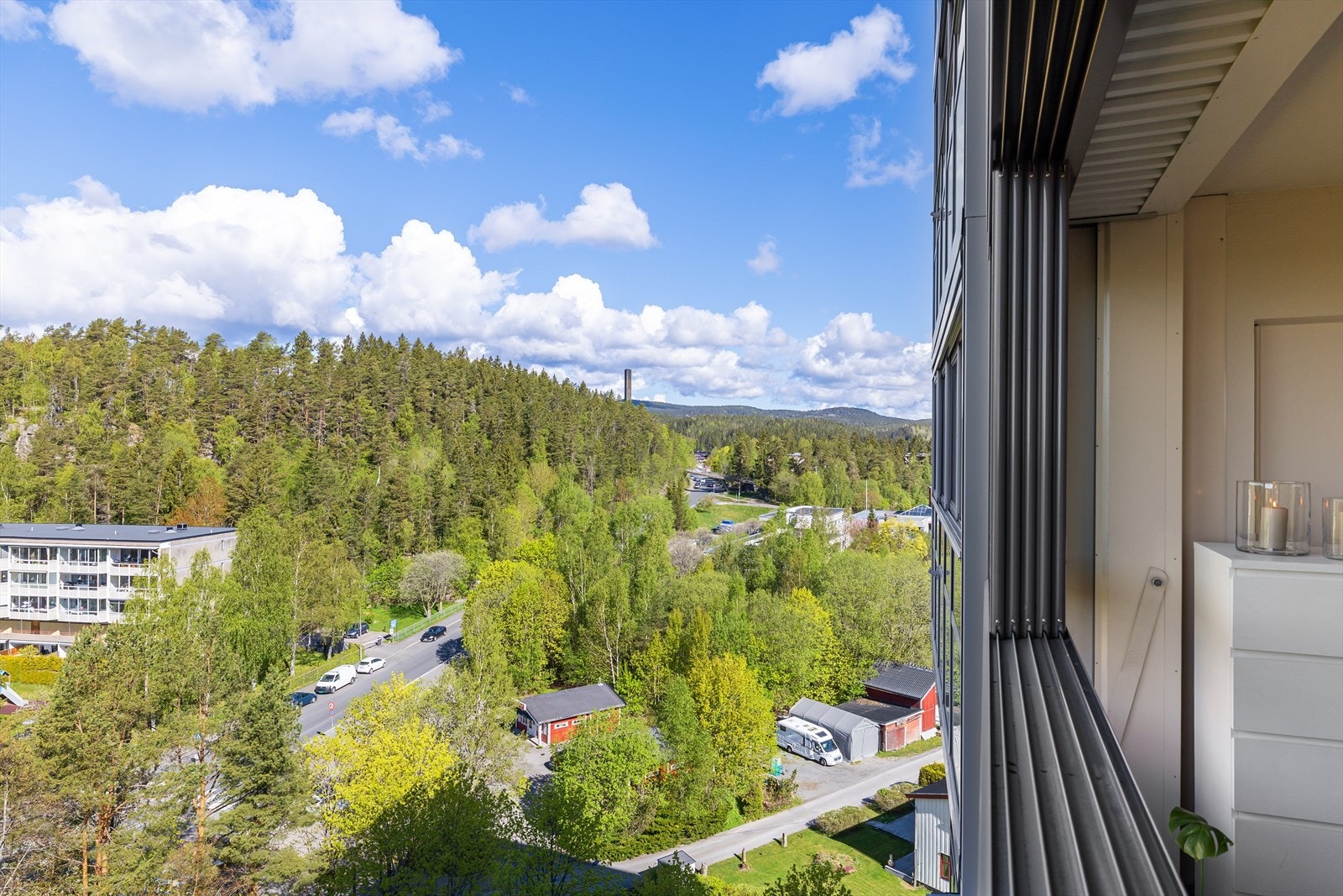 Fra leiligheten ser man utover grønne og frodige omgivelser. Galleribilde