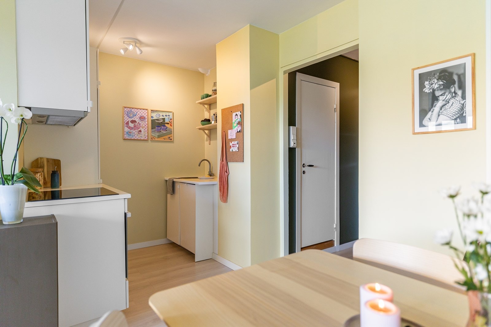 Kjøkkeninnredningen ble oppgradert i 2024, og byr på en praktisk innredning med glatte fronter, laminat benkeplate og ventilator med kullfilter. Galleribilde
